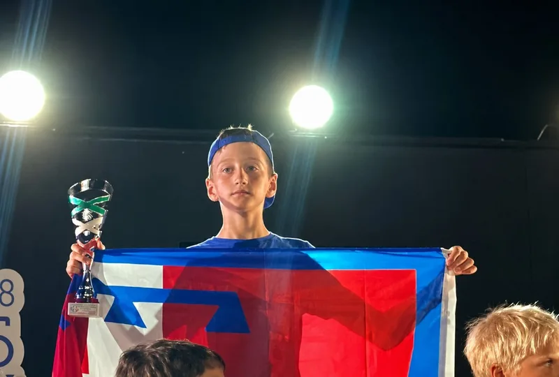 Stefano Bertone sul podio ai Campionati Italiani Giovanili di Terrasini con trofeo
