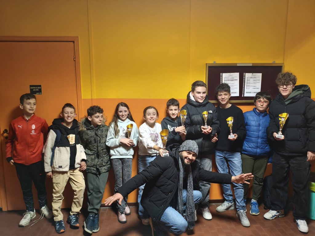 Il team HOC Academy con trofei dopo i risultati ai Campionati Giovanili di qualificazione a Nichelino, febbraio 2026