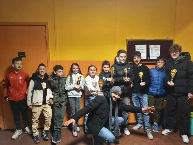 Il team HOC Academy con trofei dopo i risultati ai Campionati Giovanili di qualificazione a Nichelino, febbraio 2026