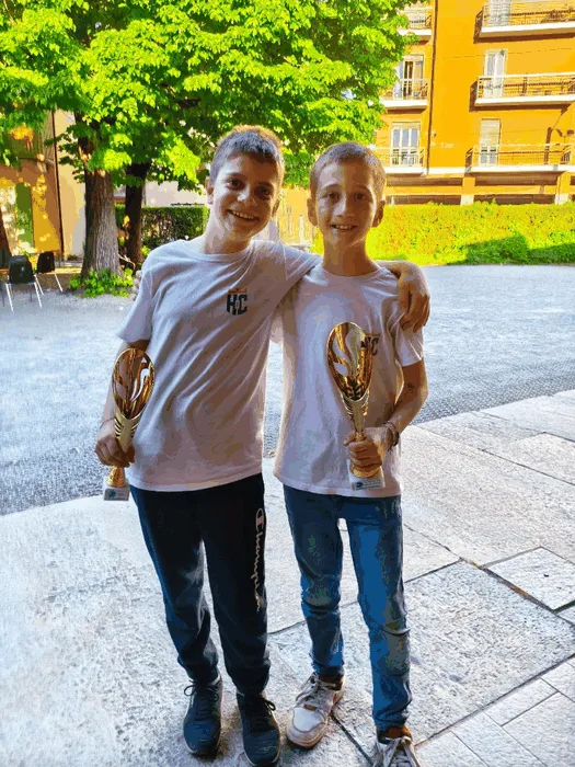 Andrea Ghibaudo e Stefano Bertone con i loro trofei dopo il titolo regionale Under 10, maggio 2025