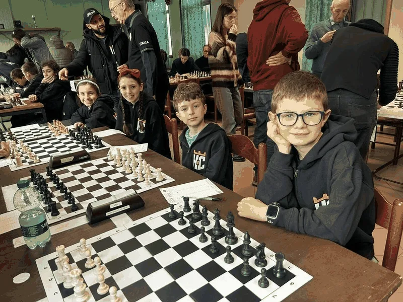 Squadra A2 giovanile HOC Academy alle scacchiere in sala torneo