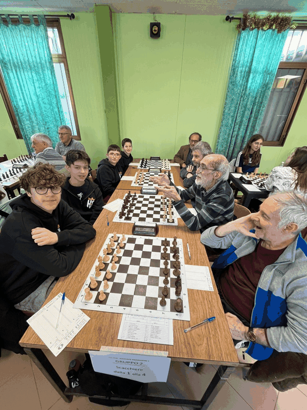 Squadra A1 HOC Academy durante un match a squadre del campionato italiano, con scacchiere e orologi da torneo