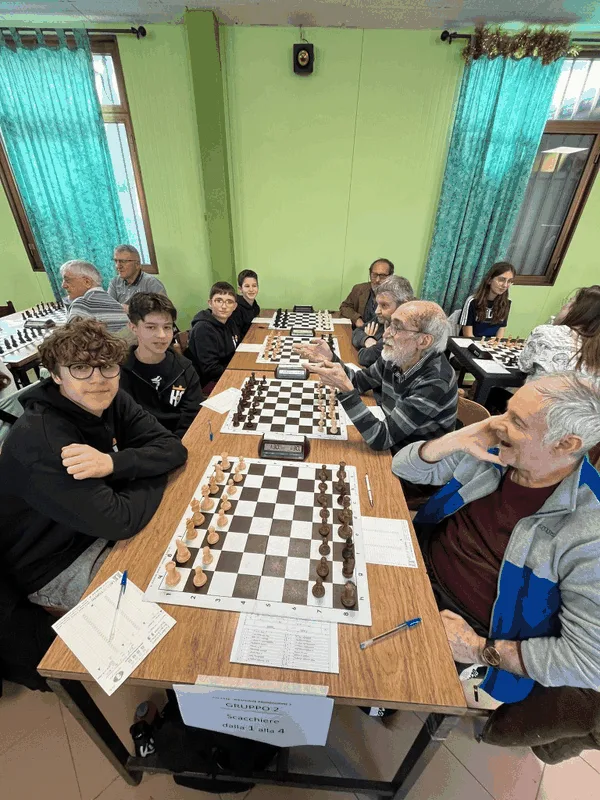 Squadra A1 HOC Academy durante un match a squadre del campionato italiano, con scacchiere e orologi da torneo