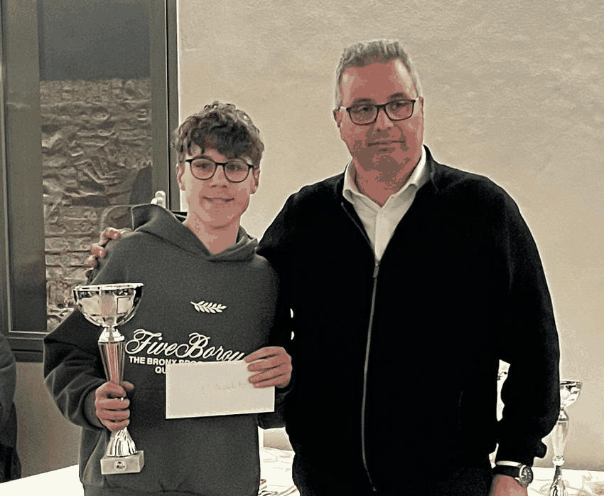 Gioele Vivalda riceve i due trofei dopo la vittoria all'Open B del Festival Internazionale di Sanremo