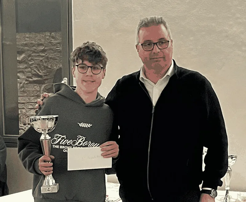 Gioele Vivalda riceve i due trofei dopo la vittoria all'Open B del Festival Internazionale di Sanremo